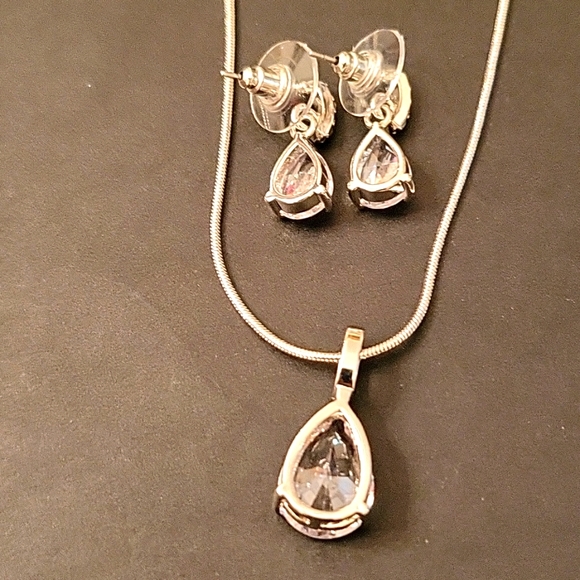 NEW Crystal Teardrop Necklace  & Earrings Set! - Picture 11 of 11